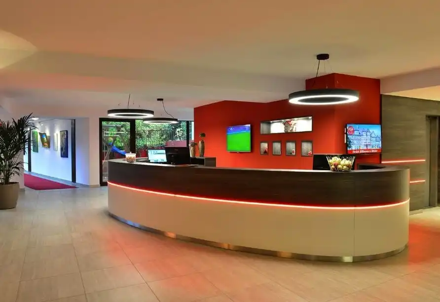 Moderne Hotelrezeption im Michel Hotel Wetzlar – Empfangsbereich mit stilvollem Design