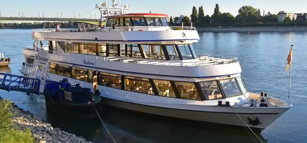Foto - Silvester-Schifffahrt auf dem Rhein mit Hotel ab Bonn