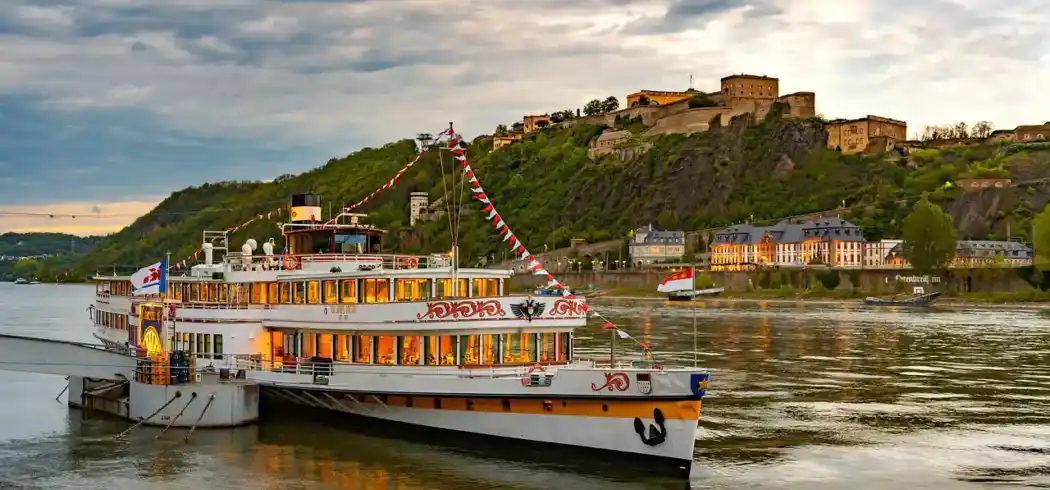 Ein luxuriöses Schifffahrtsfahrzeug, das MS Petersberg genannt wird, steht am Rhein entlang, bereit für eine besondere