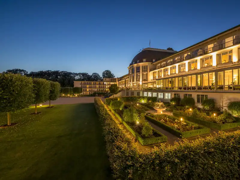 Ein luxuriöses 5-Sterne-Hotel mit einer einladenden Außenanlage und gut beleuchteten Gärten. Das Parkhotel Bremen liegt
