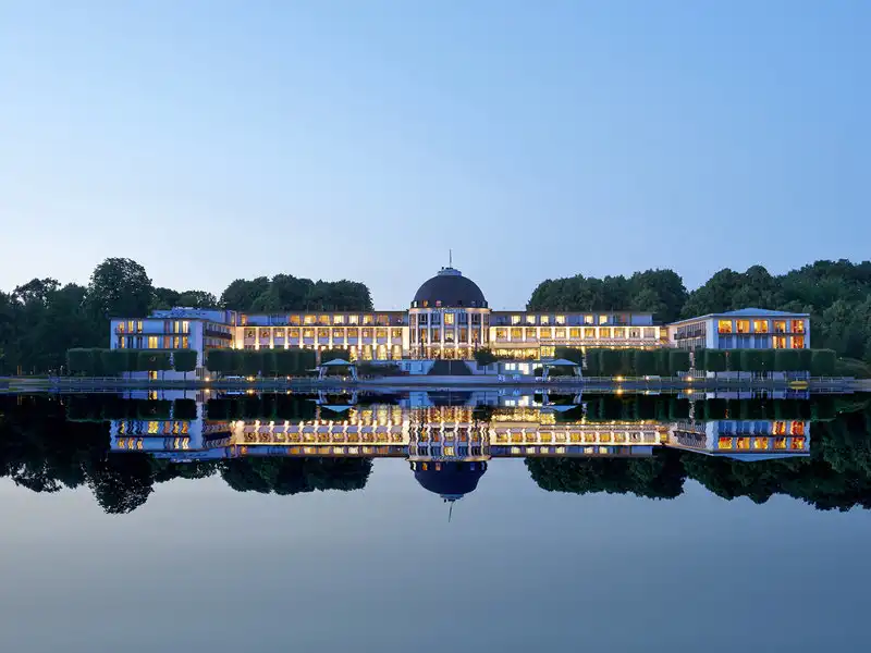 Ein luxuriöses 5-Sterne-Hotel mit einer einladenden Atmosphäre, das sich direkt am Hollersee befindet. Das Parkhotel Bremen