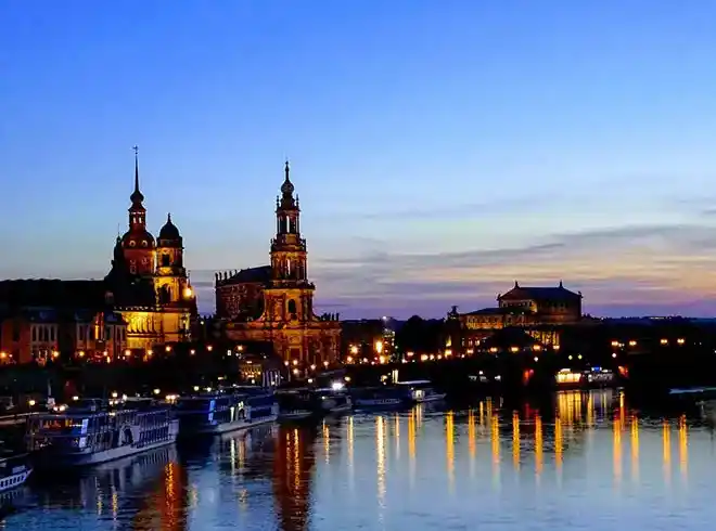 Ein Blick auf Dresden: Das Wyndham Garden Dresden bietet einen idealen Ort, um sich auf die Atmosphäre des Striezelmarkts zu