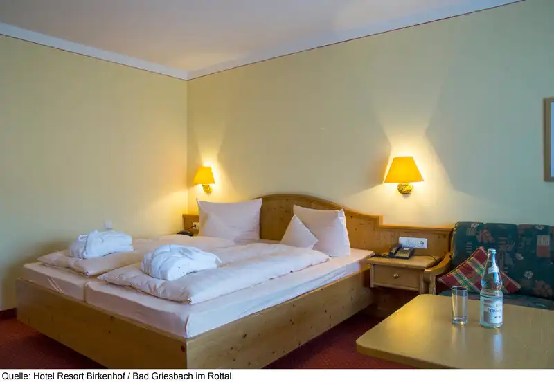 Ein gemütliches Zimmer im Hotel Birkenhof in Bad Griesbach im Rottal. Das Zimmer verfügt über ein Doppelbett mit weißen