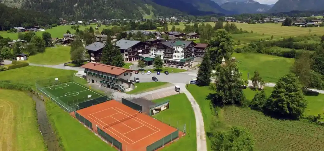 Das Hotel Bad Hochmoos in St. Martin bei Lofer. Es ist ein 3-Sterne-Plus-Hotel mit 3, 5 oder 7 Übernachtungen im