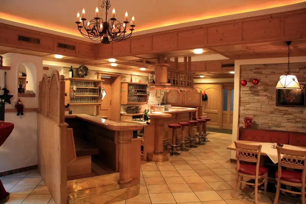 Ein Essbereich im Gasthof Bad Hochmoos mit Holzbänkern und Holztöpfchen