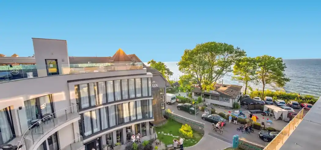 Das Hotel MAX in Ustronie Morskie, Polen, direkt am Meer. Die Aussicht auf die Küste und das Meer ist atemberaubend. Das