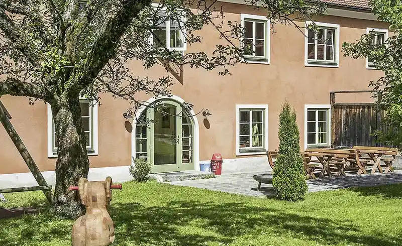 Ein charmantes Familienhotel in der Steiermark, Österreich. Das Hotel JUFA Hotel Murau bietet einladende Außenbereiche mit