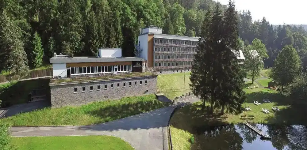 Das Sunday Hotel in Markneukirchen, einem ruhigen Ort im Vogtland und Erzgebirge. Das Hotel befindet sich neben einem See
