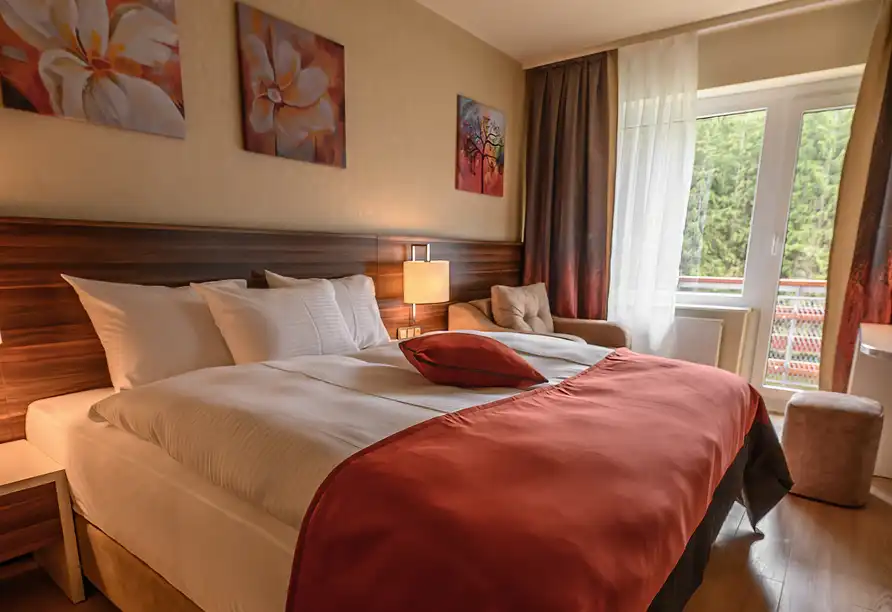 Ein Schlafzimmer im Hotel Schwarzbachtal Hideaway in Markneukirchen, das für eine entspannende Weihnachtsstimmung geeignet