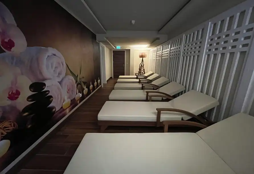 Ein Loungebereich im Hotel Schwarzbachtal Hideaway in Markneukirchen, Vogtland. Die Atmosphäre ist ruhig und einladend, mit