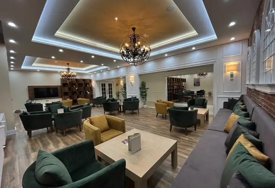 Ein Wohnzimmer des Hotels Schwarzbachtal Hideaway in Markneukirchen, das für ein weihnachtliches Ambiente geeignet ist. Die