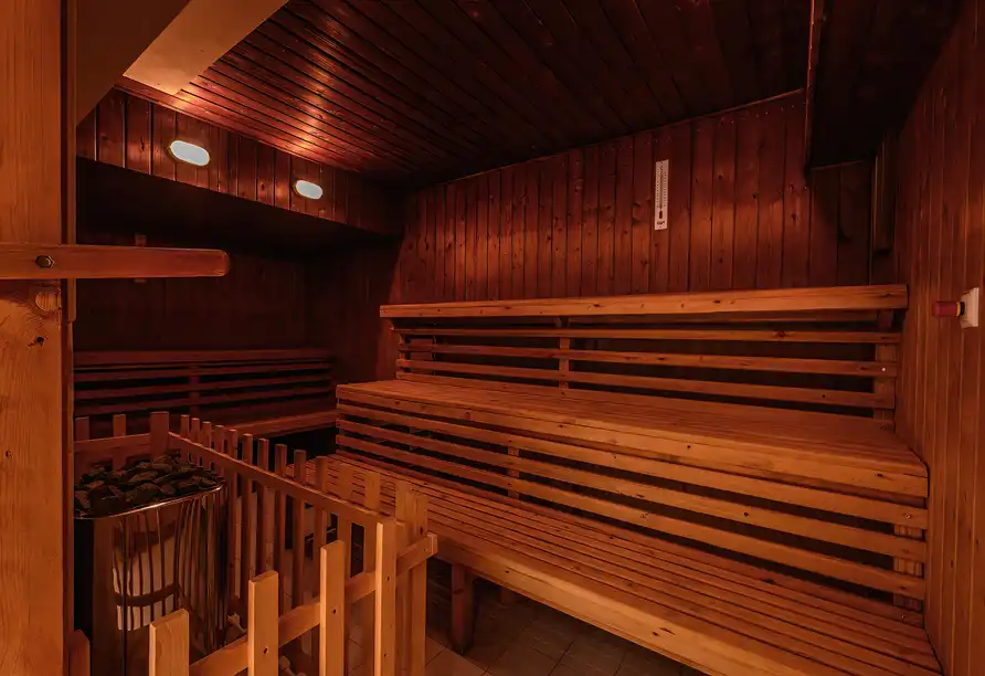 Ein gemütliches und warmes Badewanne, das im Hotel Schwarzbachtal Hideaway in Markneukirchen zu finden ist. Die Atmosphäre