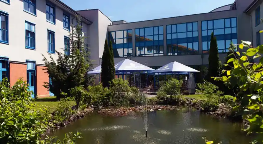 Das Wyndham Garden Hotel in Wismar. Das Hotel ist ein modernes Urlaubsunternehmen mit einem Lobby, Rezeption, Restaurant,